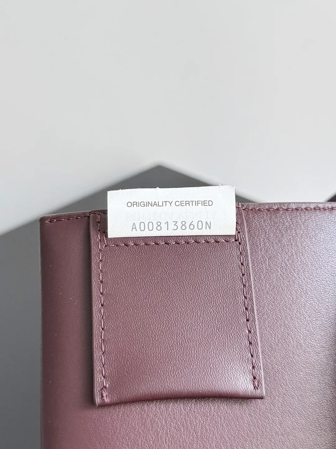 Batch 2220 Bottega Veneta small Sawyer leather model, but still light and soft, the straps can be knotted to adjust the length. Durable and large in capacity, it meets my extremely high standards for small carry-on bags. The texture of cowhide is really amazing, and it can be easily matched with both business and leisure. This bag is a Sawyer Bag that is interpreted with triangles and geometric circles👜. Its soft but indestructible appearance constitutes its fashionable beauty. You can freely adjust the length of the backpack😊No matter how complicated the world is, as long as there is a bag with you, everything will become better, and it is easy for boys and girls to control it! Style number: 815807 Size: 25*17*12cm